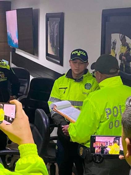 Momento de la captura del capitán Duque Casas, sindicado de ayudar a fugar a alias Matamba. FOTO: Cortesía. 