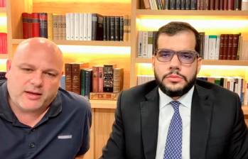 Santiago Trespalacios (der.) venía encabezando la defensa de Miguel Quintero desde las audiencias de agosto pasado. FOTO: IMAGEN TOMADA DE AUDIENCIA