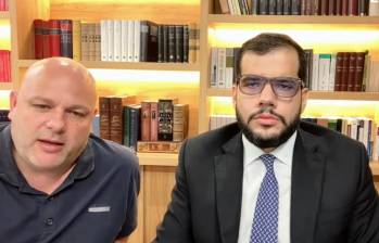 Santiago Trespalacios (der.) venía encabezando la defensa de Miguel Quintero desde las audiencias de agosto pasado. FOTO: IMAGEN TOMADA DE AUDIENCIA