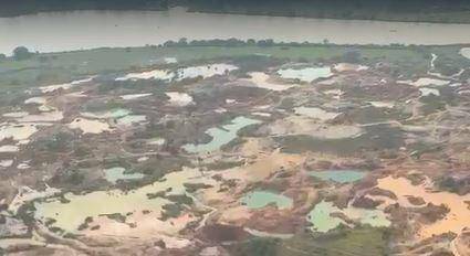 ”Piscinas” con lodos y aguas contaminadas con mercurio se ven en el paisaje. Arriba, el río Nechí. FOTO: Cortesía.