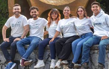 Los estudiantes Juan Camilo Valencia, Joseph Esteban Cabarique Mojica, Vanessa Rincón López, Carolina Roldán Restrepo y María Camila Zapata Franco; junto al profesor Yasser Lenis Sanin. FOTO: Cortesía