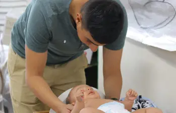 Uno de los pequeños participantes del programa Arrullos junto a su acudiente. FOTO: Cortesía Gobernación de Antioquia