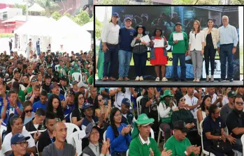 Adelante, los cinco homenajeados por su aporte. Atrás, los 500 recicladores invitados a la celebración. FOTO: Cortesía