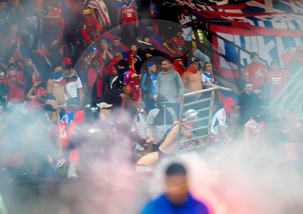 Videos | Violencia empañó la final de Copa: batalla entre hinchas en el Atanasio dañó la premiación de Nacional