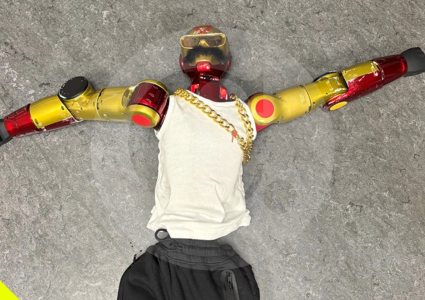Dos jóvenes habrían comandado un robot a distancia para agredir sexualmente a una menor en Alemania y lo transmitieron en TikTok