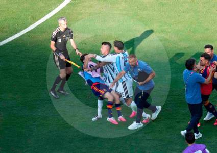Video | Así registraron las cámaras las agresiones de Paredes a los españoles tras el pitazo final