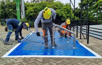 Obreros del Distrito dan los detalles finales a uno de los nuevo cicloparqueaderos de la ciudad. FOTO: Cortesía