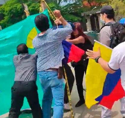 Manifestantes golpeando a un ciudadano en la Plazoleta de La Alpujarra. FOTO: Cortesía Denuncias Antioquia.