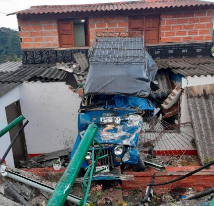 Así quedó el campero que se estrelló contra una vivienda de Andes. FOTO: Cortesía Denuncias Antioquia.