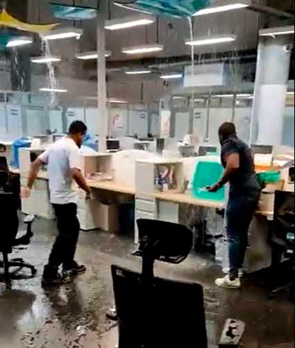 En el vídeo compartido por el Personero de Medellín se ve cómo intentan hacerle frente a la inundación de la sede. FOTO: CAPTURA DE PANTALLA.