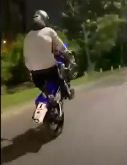 El joven perdió la vida al salir expulsado de su motocicleta y chocar contra una baranda. IMAGEN TOMADA DEL VIDEO