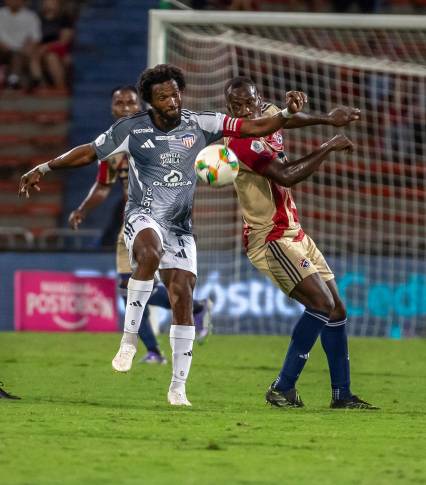 A lo largo de los 90 minutos, ambos equipos se entregaron por completo, demostrando que, a pesar de sus falencias, tienen una capacidad ofensiva notable. Foto: Juan Antonio Sánchez