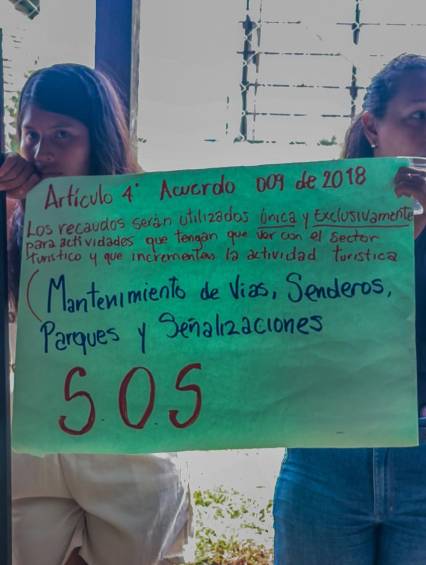 Habitantes de Bahía Solano protestan exigiendo que los recursos de la tasa turística se inviertan en vías, senderos, parques y señalización, como lo establece el Acuerdo 009 de 2018.