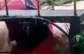 EN VIDEO: Aguacero se llevó un carro a la quebrada en San Antonio de Prado