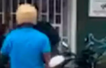 “No le den más”: mujer terminó defendiendo al hombre que le había robado minutos antes