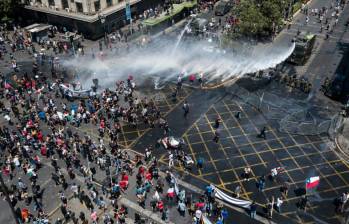 Los manifestantes se enfrentaron con la policía en los alrededores de la sede de gobierno chileno. FOTO: AFP