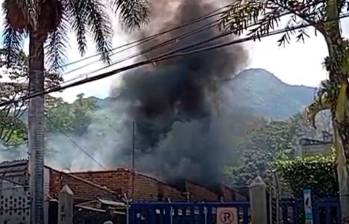 Emergencia en Copacabana: incendio afectó empresa de telas e iglesia
