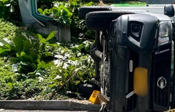 EN FOTOS: Ambulancia se volcó con un paciente entrando al Pablo Tobón Uribe