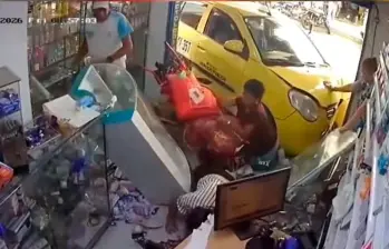 EN VIDEO: Un taxi se desengranó y atropelló a cinco personas