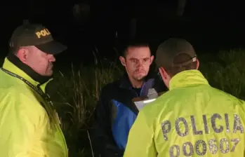 En la escena del crimen se encontraron un celular y una prenda de vestir que pertenecían al hombre que la siguió durante el recorrido para volver a su casa. FOTO: Tomada de X @JorgeEmilioRey