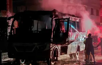 En imágenes: Incendio de un bus causó tensión en San Carlos