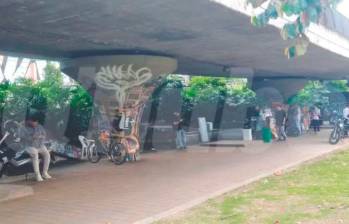 Repartidor fue a cargar su celular al puente de la 4 sur y casi lo matan