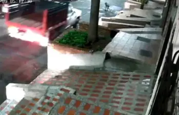 Camión atropelló a adulta mayor con su perrito y huyó del lugar