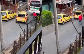 EN VIDEO: Taxista chocó varios carros y huyó como si nada en San Antonio de Prado