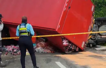 Camión de gaseosas se volcó en La Estrella y se llevó dos carros por delante