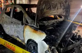 En video: Carro se incendió en el sótano de una unidad en Rodeo Alto