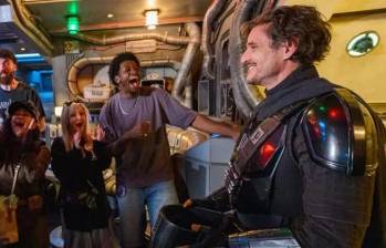Pedro Pascal durante su visita a Star Wars: Galaxy’s Edge en Disneyland. FOTO redes sociales