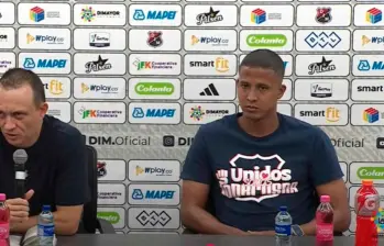 El técnico Alejandro Restrepo y el capitán del rojo, Fainer Torijano en la rueda de prensa, tras la victoria 1-0 sobre Millonarios. FOTO PANTALLAZO 