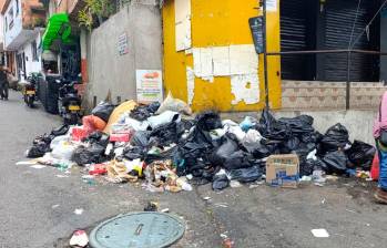 Qué cochinada: la basura se está comiendo esta esquina en Santa Cruz