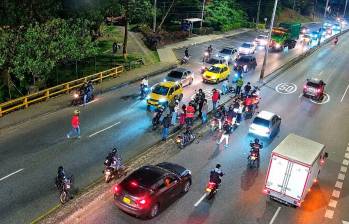Joven de 21 años murió tras ser chocado por dos carros en la Autopista Norte