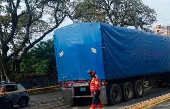 Tragedia en Bello: motociclista murió arrollado por tractocamión