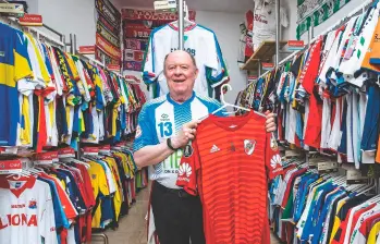 De Medellín al Guinness: la increíble colección de camisetas de Gustavo