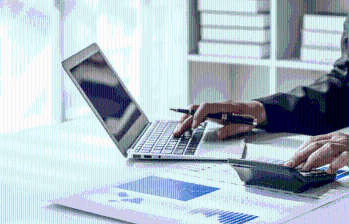 Persona accediendo a vacantes para trabajar los fines de semana a través de Magneto Empleos. FOTO: GETTY