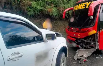 Choque de frente entre buseta y camioneta en la vía Yarumal-Medellín