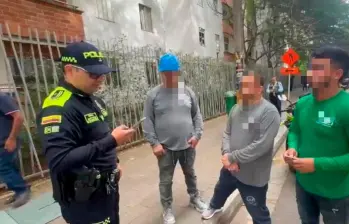 Los pillaron botando un camionado de escombros y los multaron