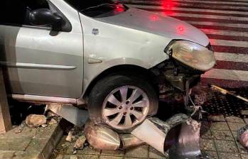 Un conductor abandonó su carro tras chocar contra un poste en Robledo