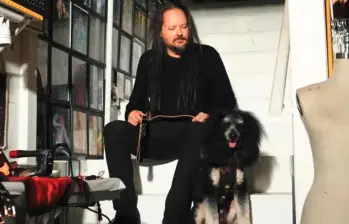 Vocalista de Korn lanzó marca para perros con nombre de una canción