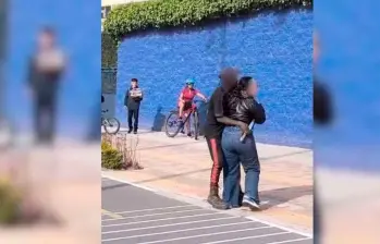 En video: Habitante de calle armado tomó a una mujer como rehén