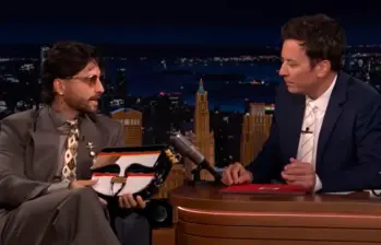 Maluma puso a Jimmy Fallon a tomar guaro antioqueño y a modelar el carriel paisa