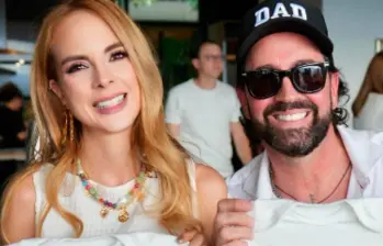 En video: A sus 47 años, el cantante Lucas Arnau será papá de gemelas