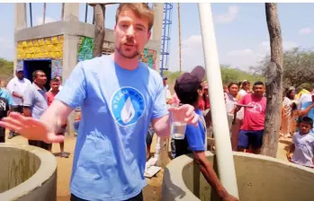 MrBeast visitó a Colombia, el multimillonario youtuber aterrizó en La Guajira para llevar agua potable. FOTO: Tomada de video.