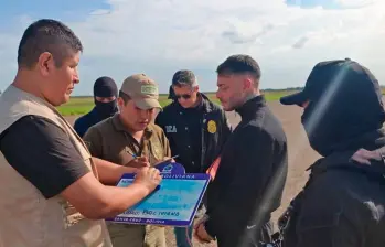 Este fue el momento en que las autoridades bolivianas entregaron a Sebastián Marset Cabrera a la DEA. FOTO: CORTESÍA.