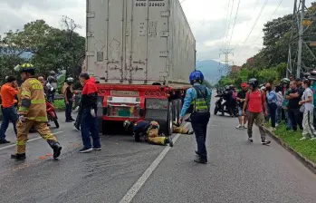 Murió mujer en accidente en la autopista; su hijo manejaba la moto