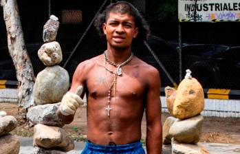 Cristian y su galería de piedras: arte que inspira en la calle 30