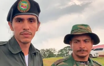 Andrey Avendaño, izquierda, es el cabecilla del Frente 33 de las disidencias de las Farc en Catatumbo. FOTO CAPTURA DE PANTALLA