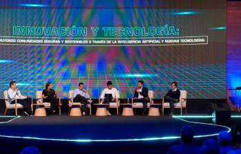 De izquierda a derecha: Gabriel de las Casas, periodista; directora ejecutiva de Ruta N, Carolina Londoño; director de Nodo de Eafit, José Alejandro Betancur; secretario de Seguridad y Convivencia, Manuel Villa; gerente de la ESU, Mateo González; Director de Relaciones Estratégicas de Ruta N, Camilo Zapata. FOTO RUTA N